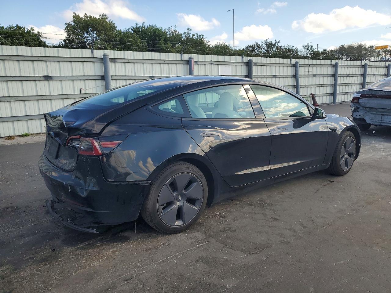 2022 Tesla Model 3 - Фото 3