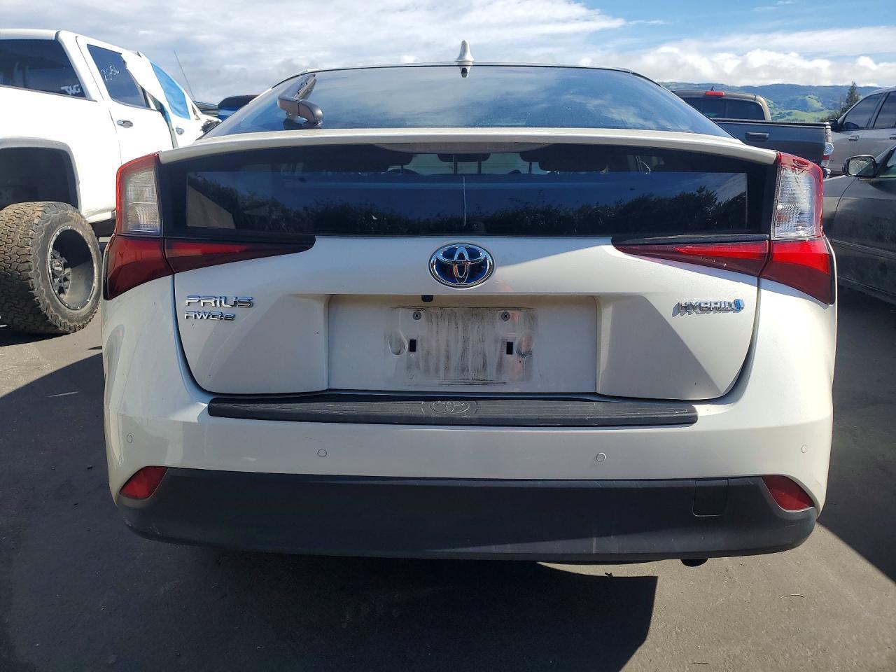2020 Toyota Prius Le Awd-E - Image 6
