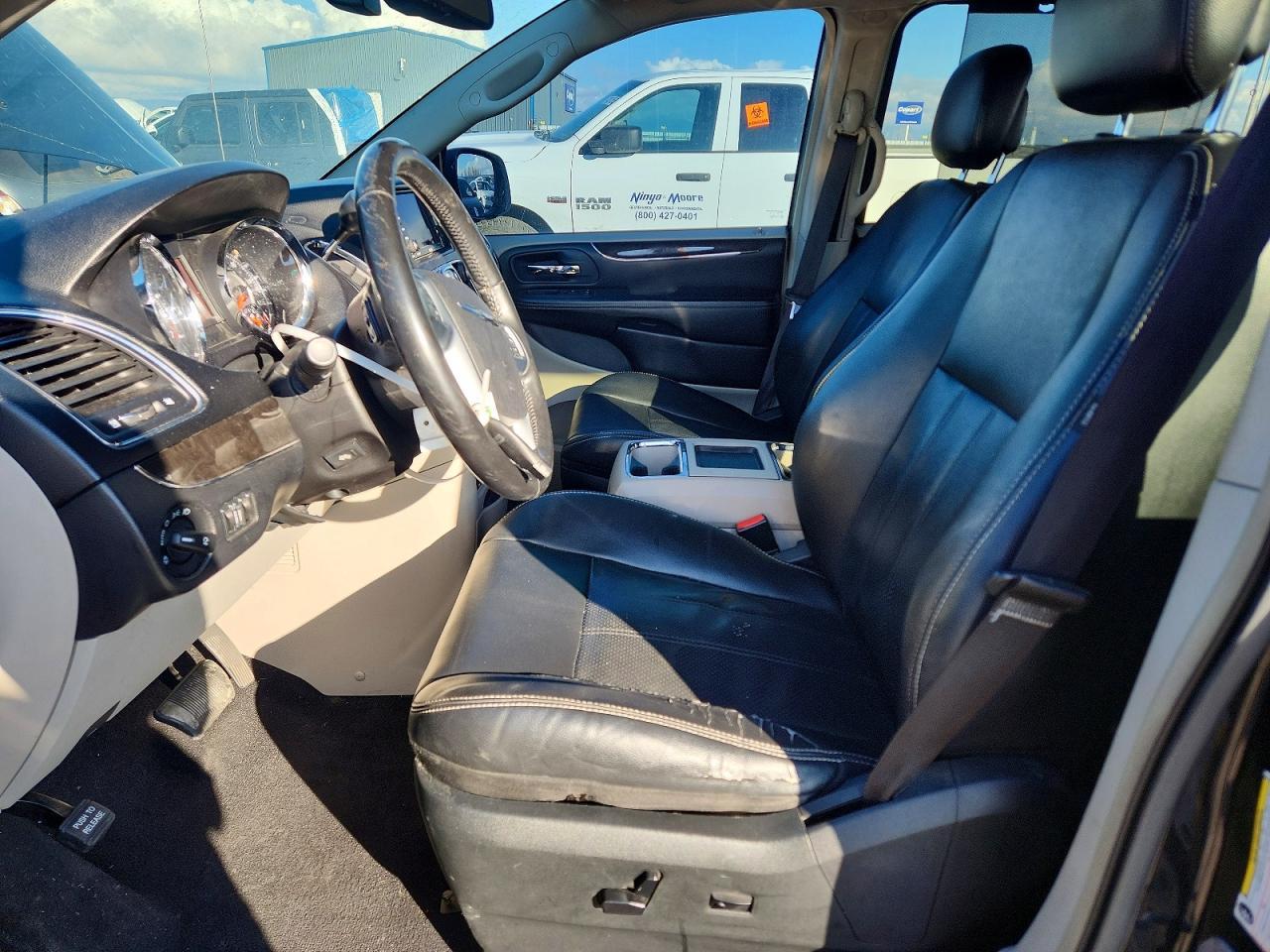 2012 Chrysler Town & Country Touring L - Фото 7