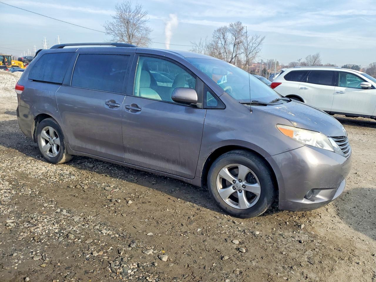 2012 Toyota Sienna Le 8-Passenger - Image 4