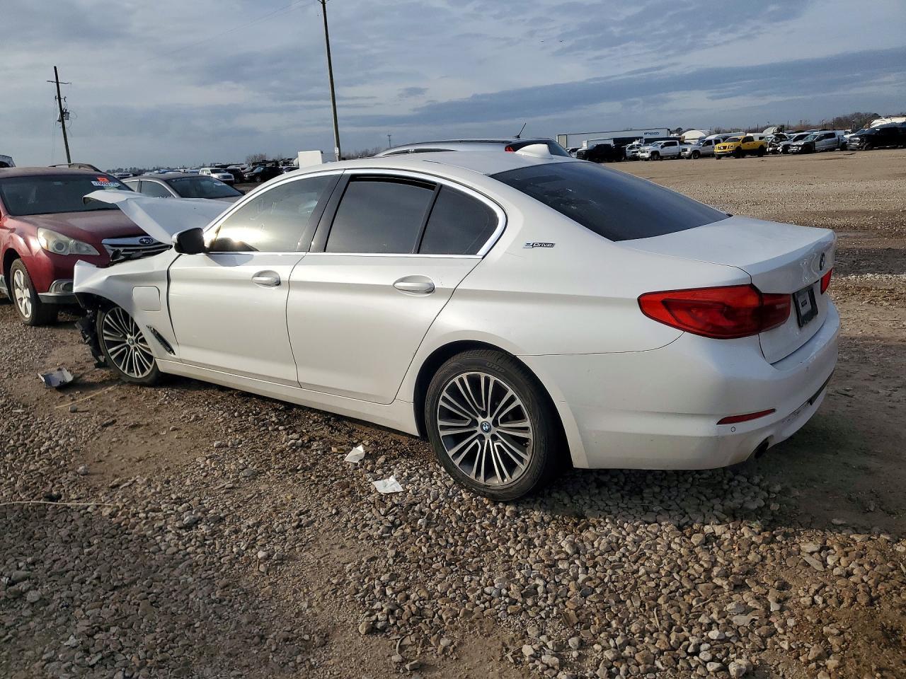 2019 BMW 530E - Фото 2