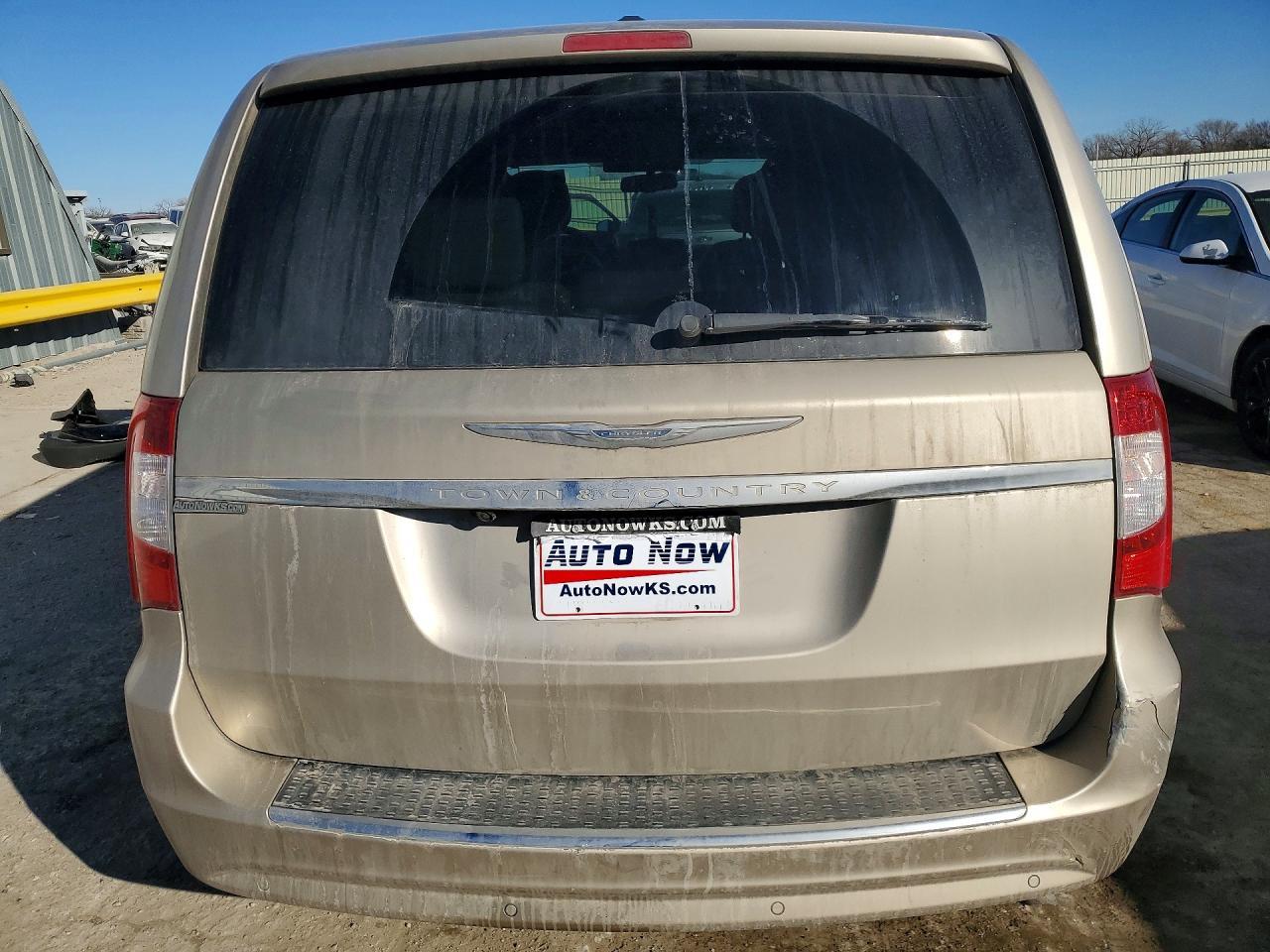 2012 Chrysler Town & Country Touring L - Image 6