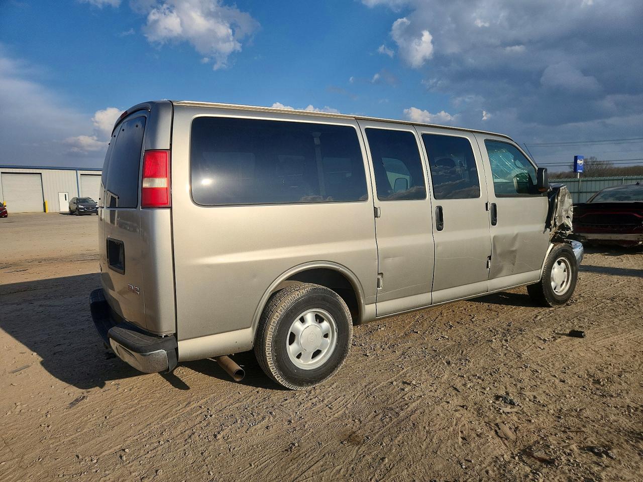 2004 GMC Savana G1500 - Фото 3