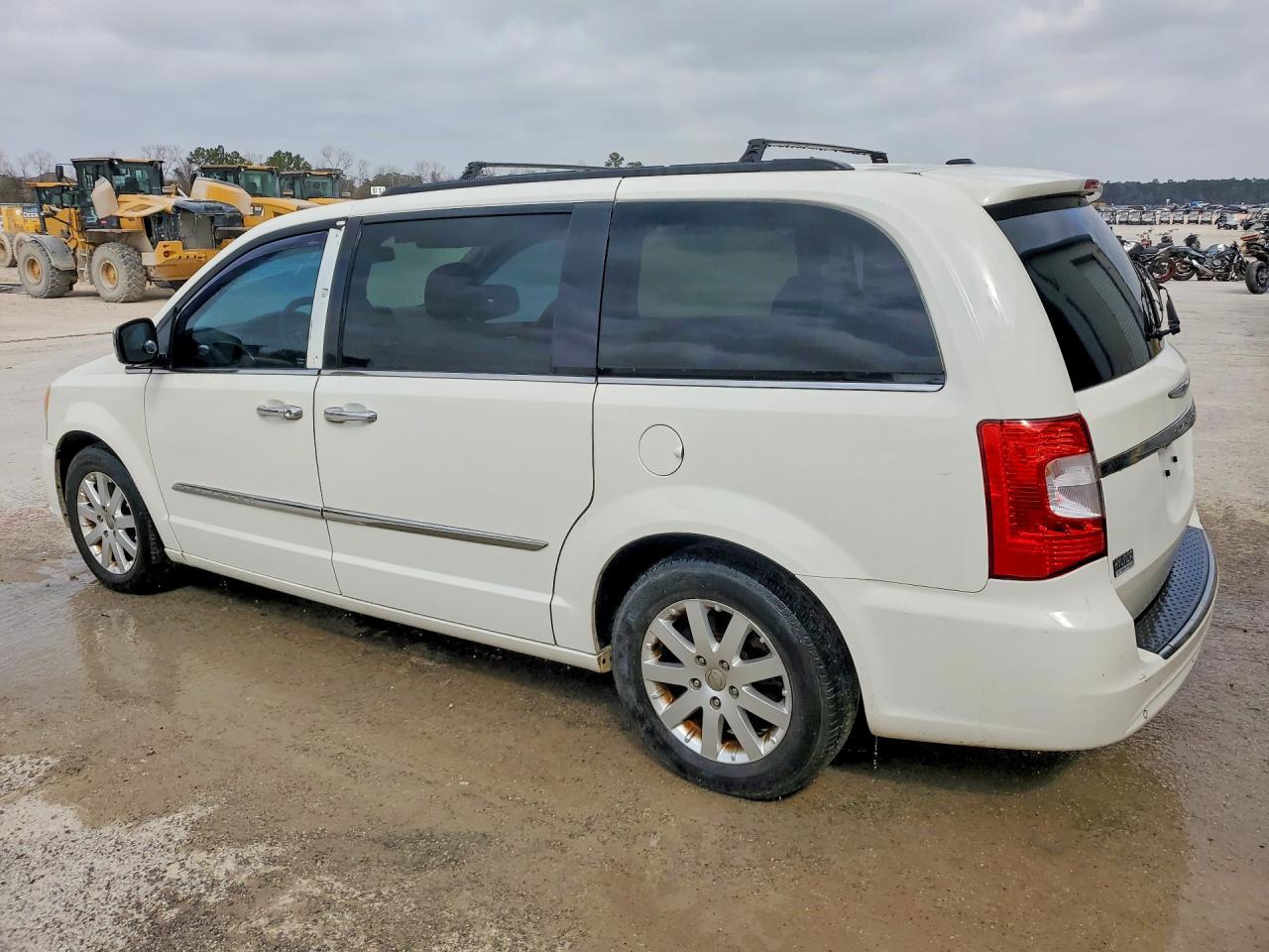 2012 Chrysler Town & Country Touring L - Фото 2