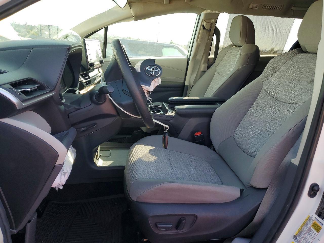 2024 Toyota Sienna Le 8-Passenger - Фото 7