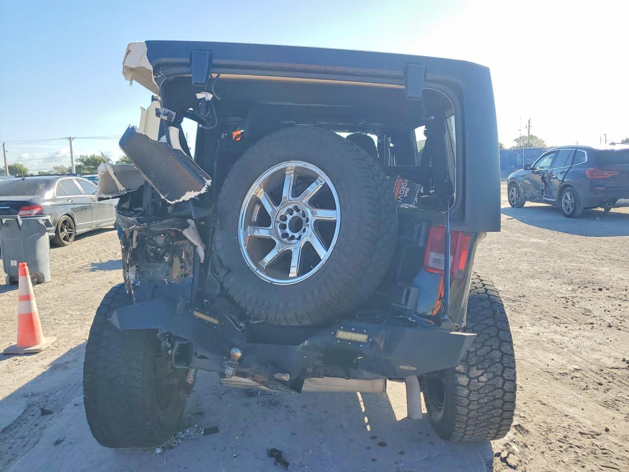 2017 Jeep Wrangler Unlimited Sahara - Фото 6