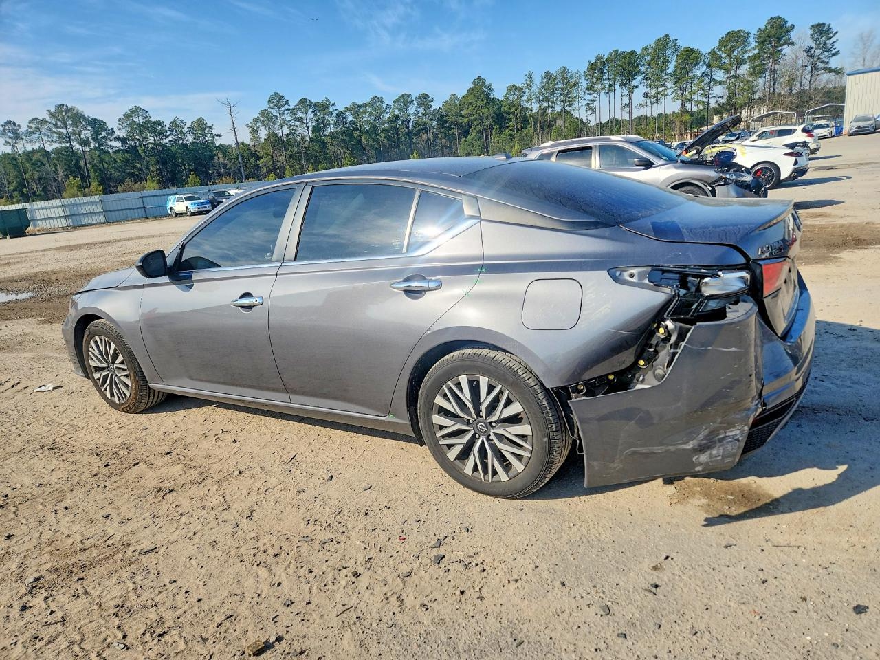 2024 Nissan Altima - Image 2