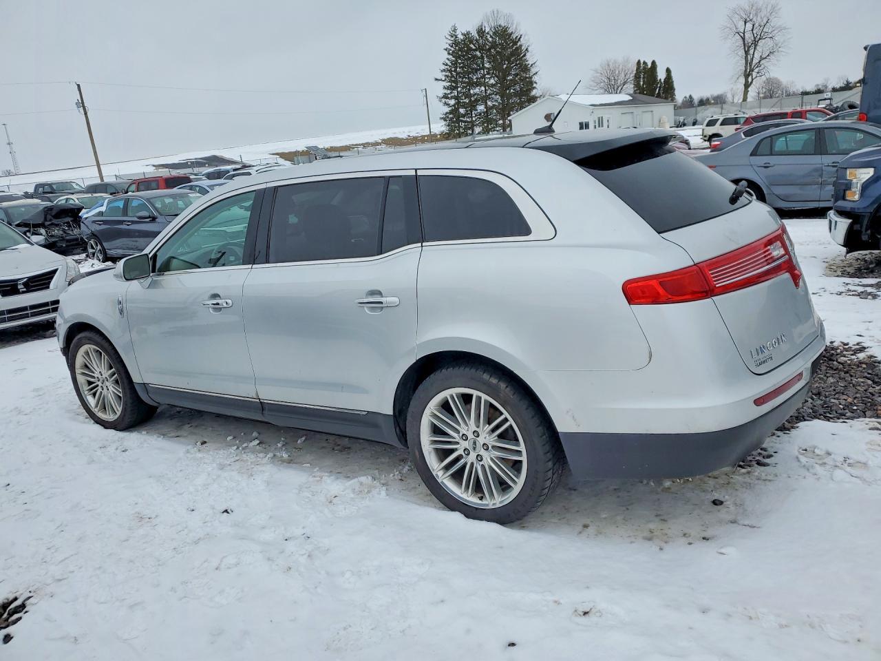 2019 Lincoln Mkt - Image 2