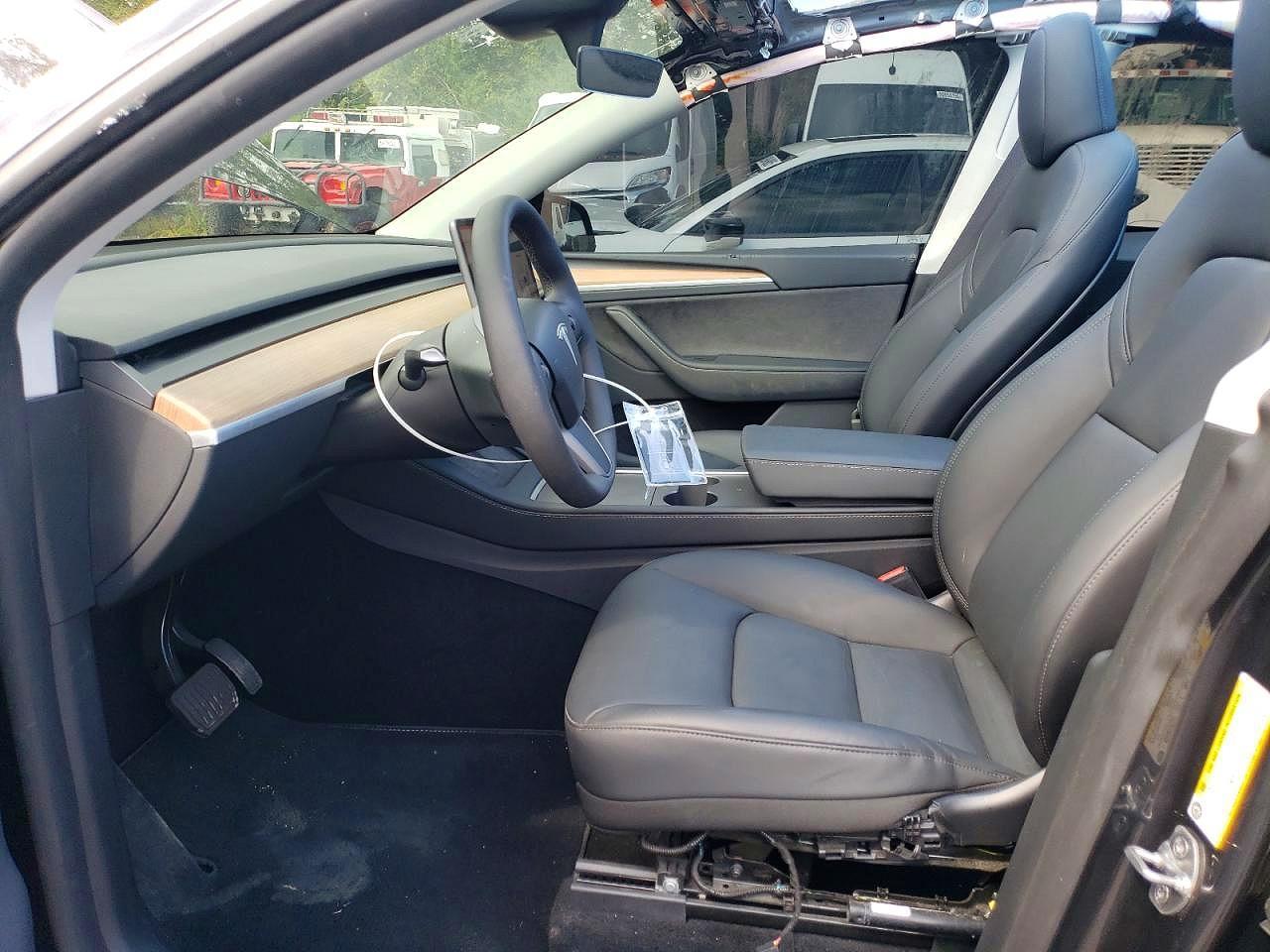 2025 Tesla Model Y - Фото 7