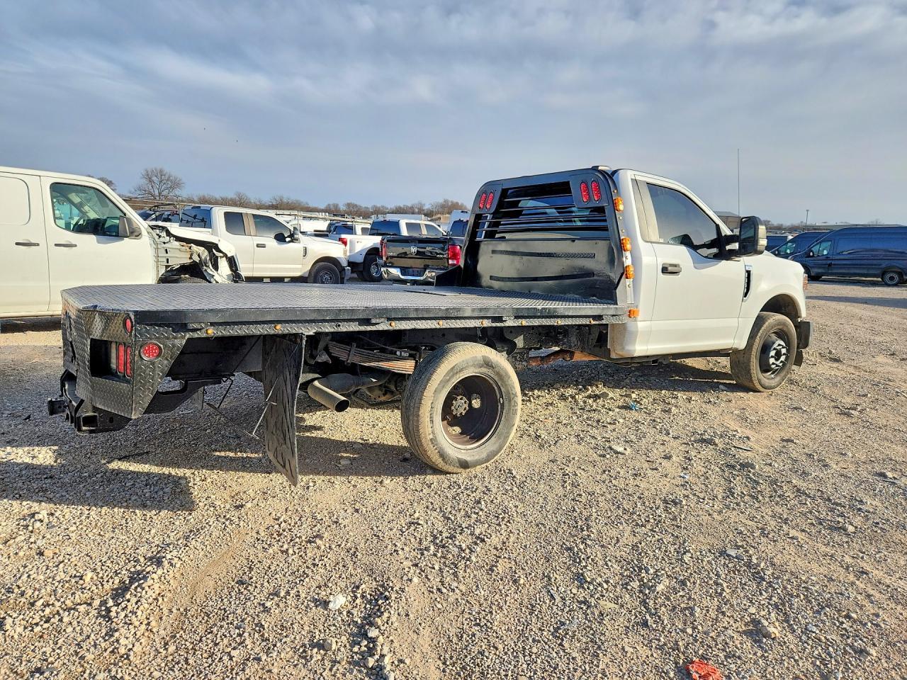 2022 Ford F350 Super Duty Flatbed Truck - Фото 3