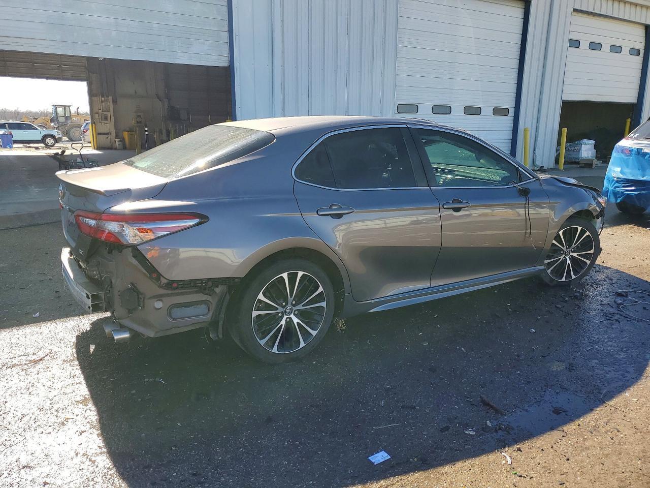 2018 Toyota Camry L - Фото 3