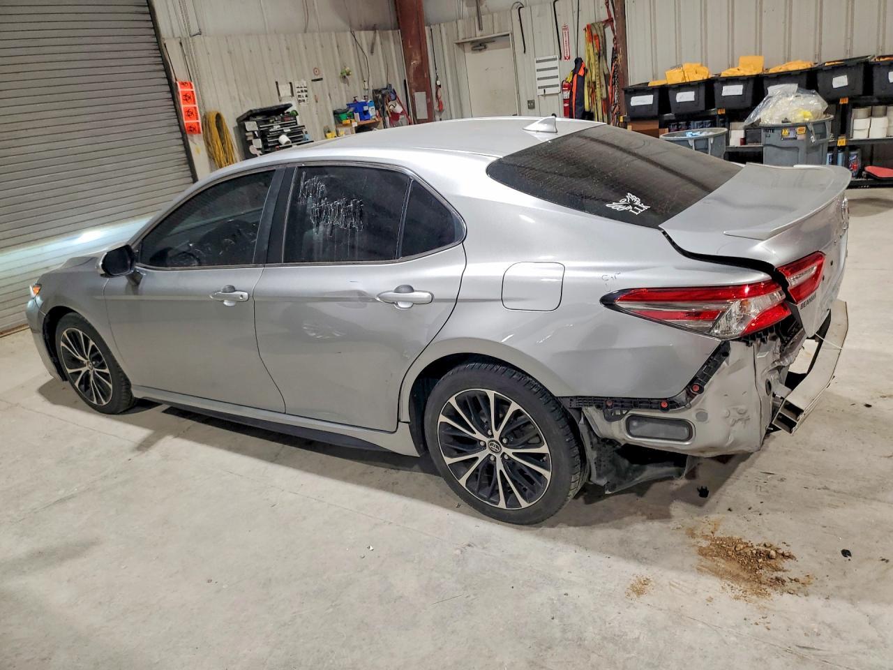 2019 Toyota Camry L - Фото 2
