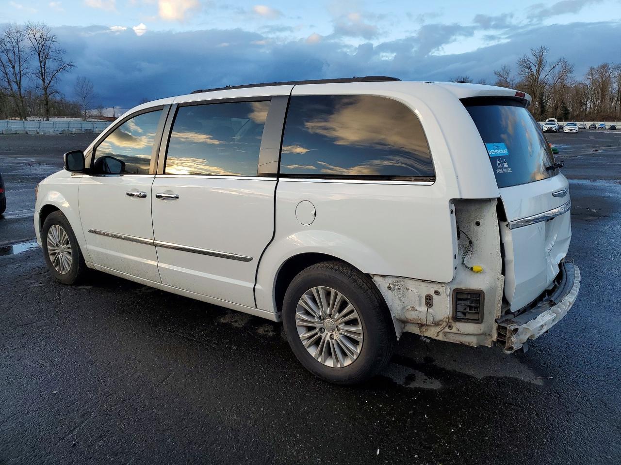2015 Chrysler Town & Country Touring L - Image 2