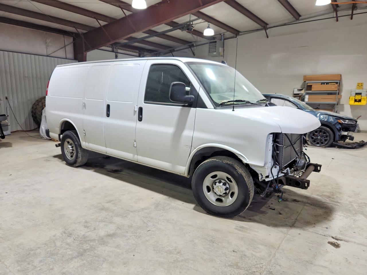 2023 Chevrolet Express 2500 Cargo Delivery Van - Фото 4