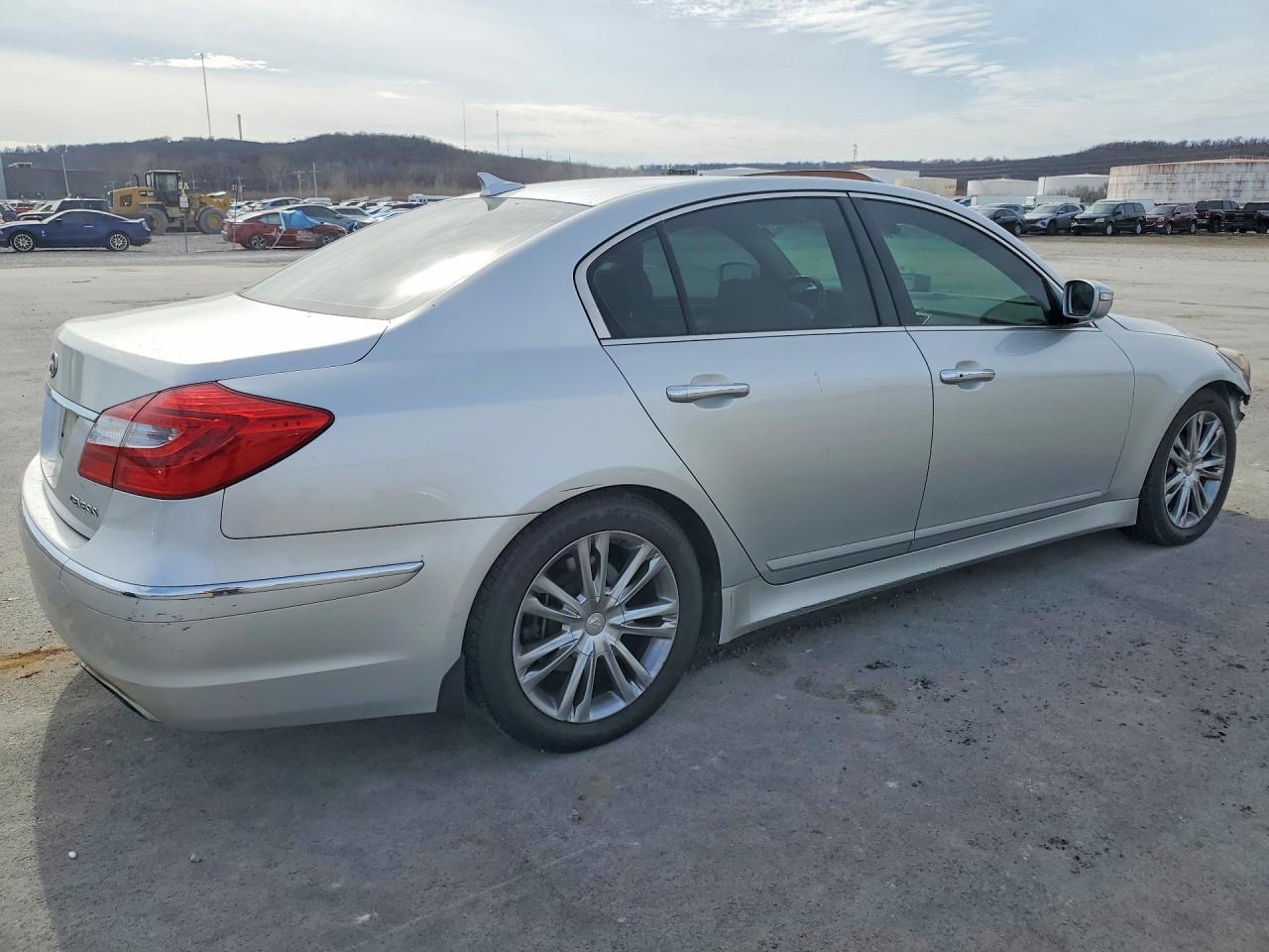 2013 Hyundai Genesis 3.8L - Фото 3