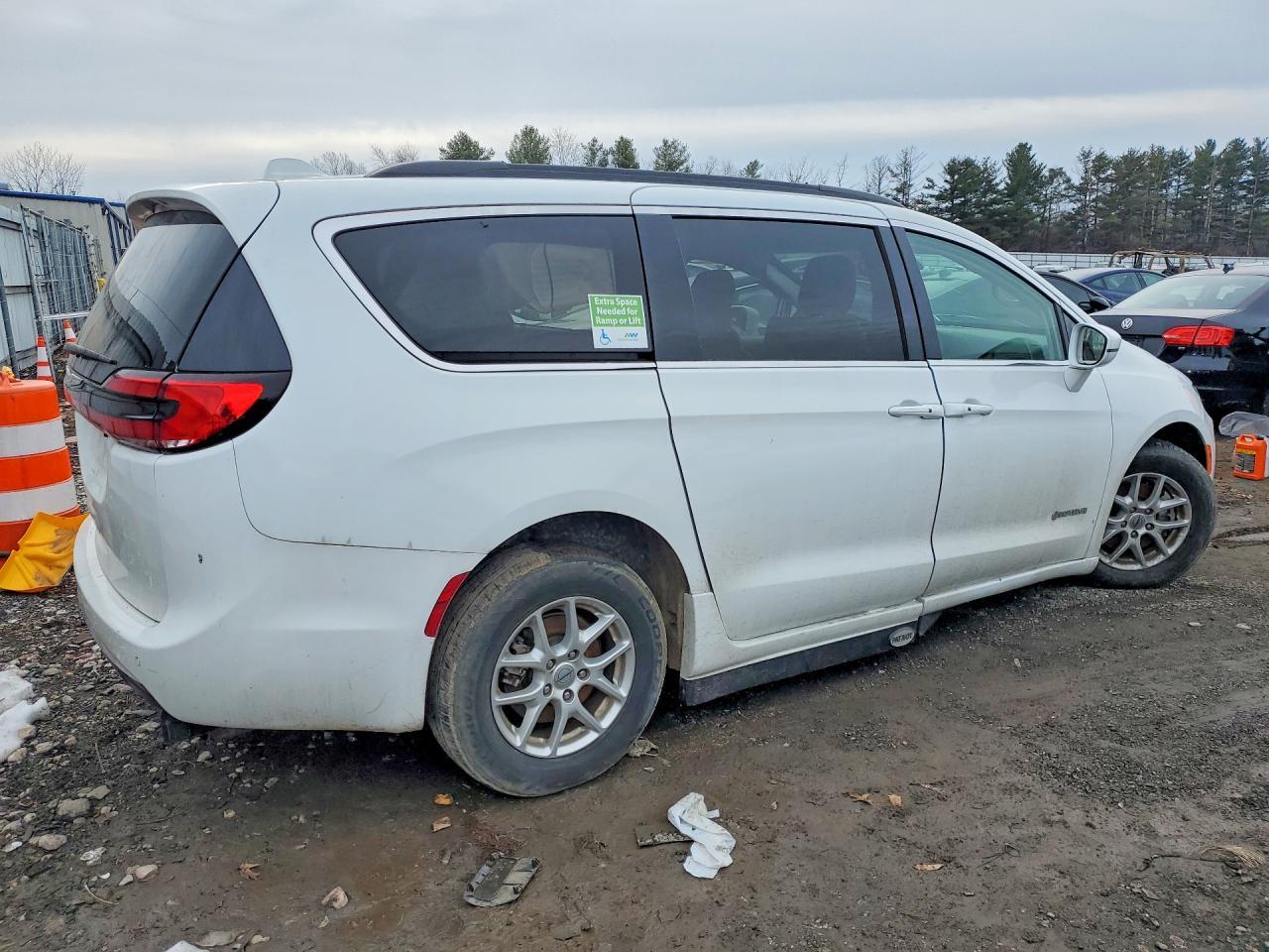 2022 Chrysler Pacifica Touring L - Image 3