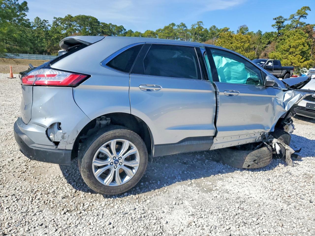 2022 Ford Edge Titanium - Image 3