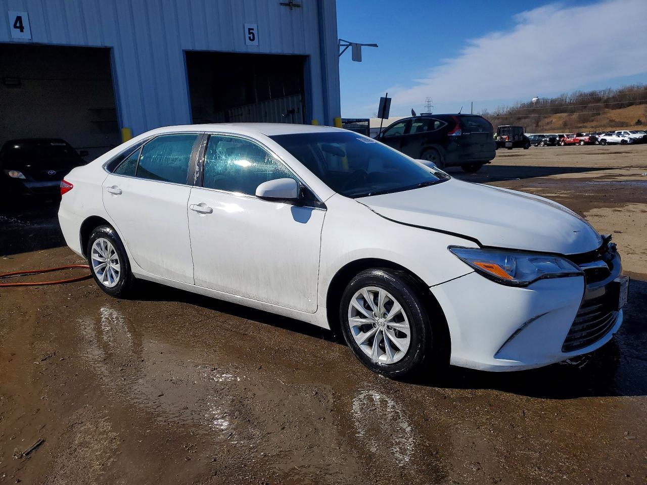 2017 Toyota Camry Le - Фото 4
