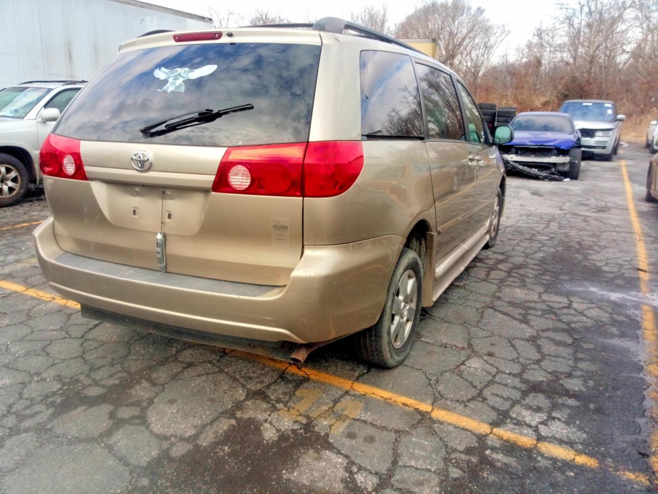 2010 Toyota Sienna Le 8-Passenger - Image 4