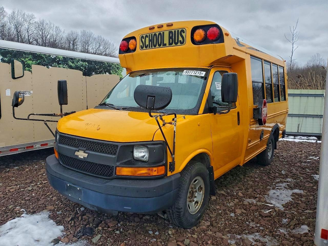 2016 Chevrolet Express G3 - Bus - Image 2