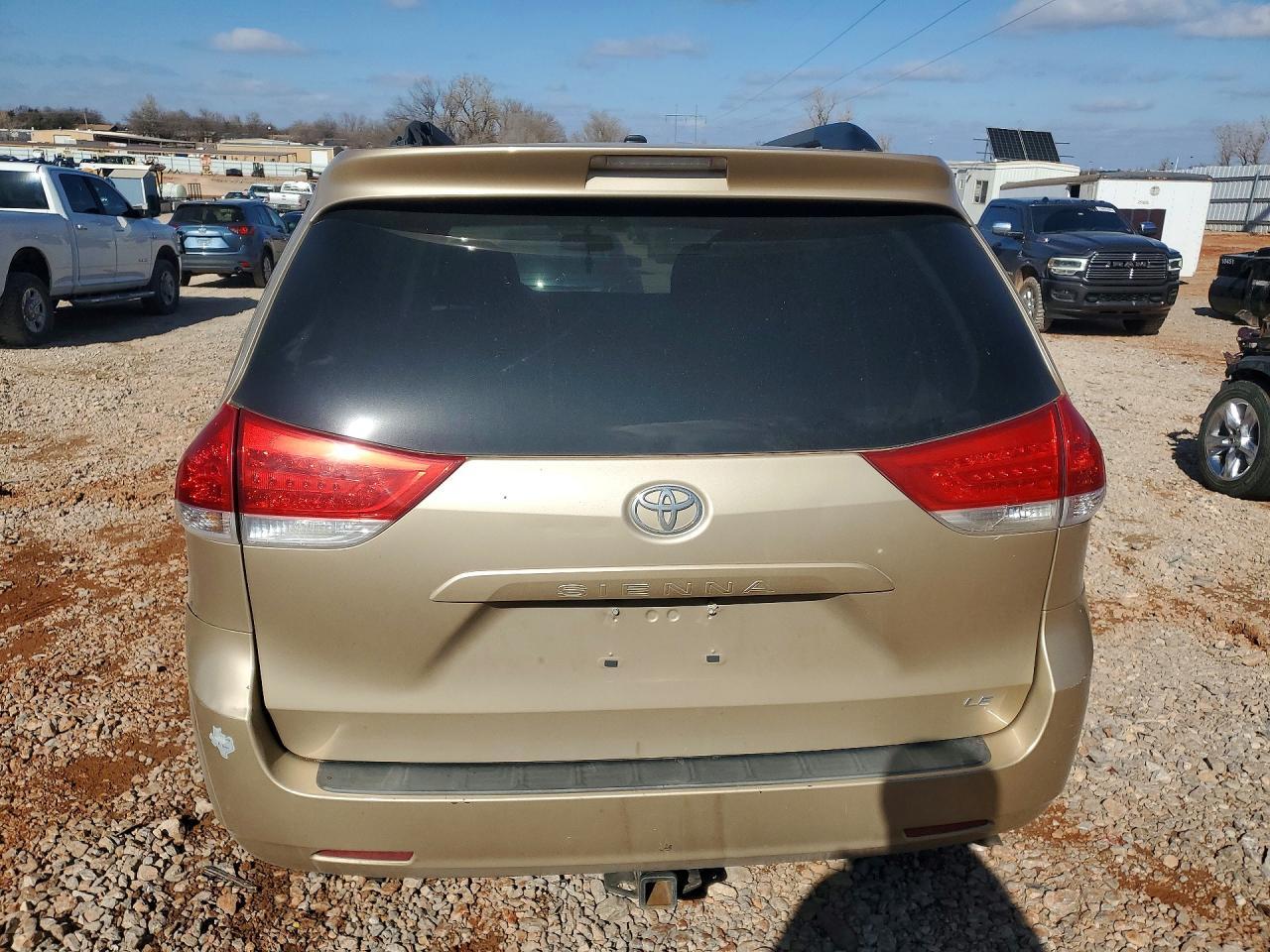 2011 Toyota Sienna Le - Image 6