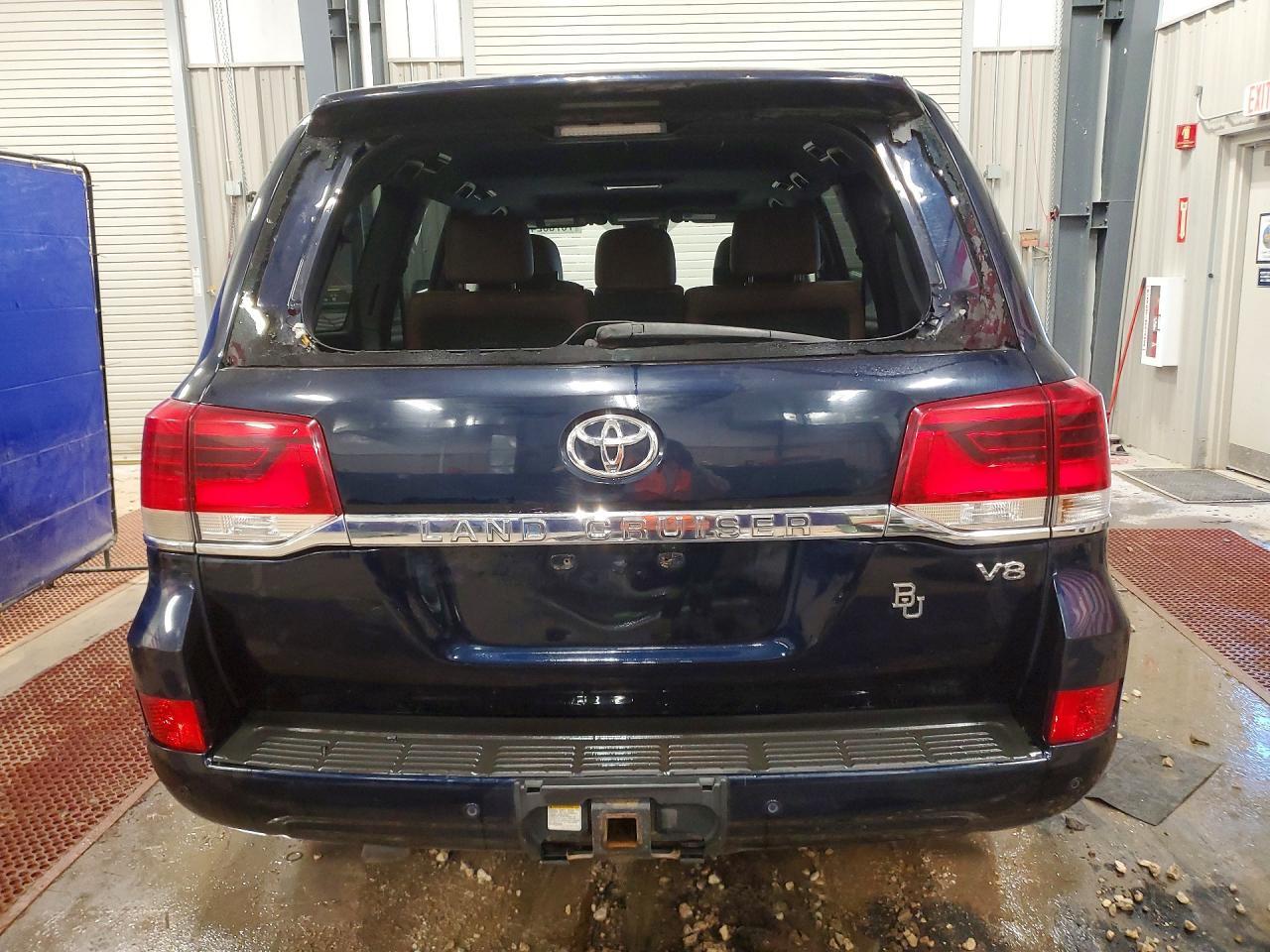 2016 Toyota Land Cruiser Base - Image 6