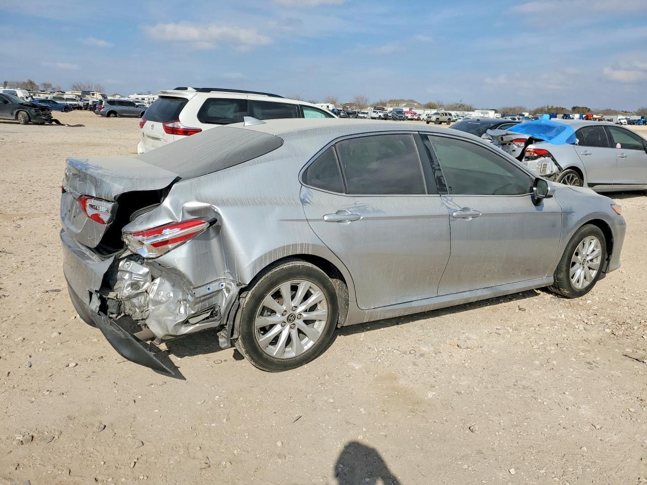 2020 Toyota Camry Le - Фото 3