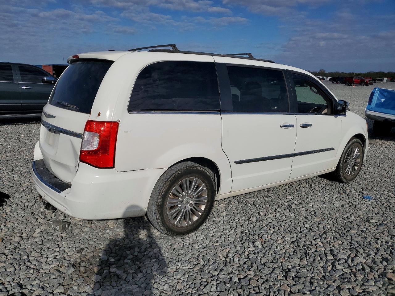 2014 Chrysler Town & Country Touring L - Image 3