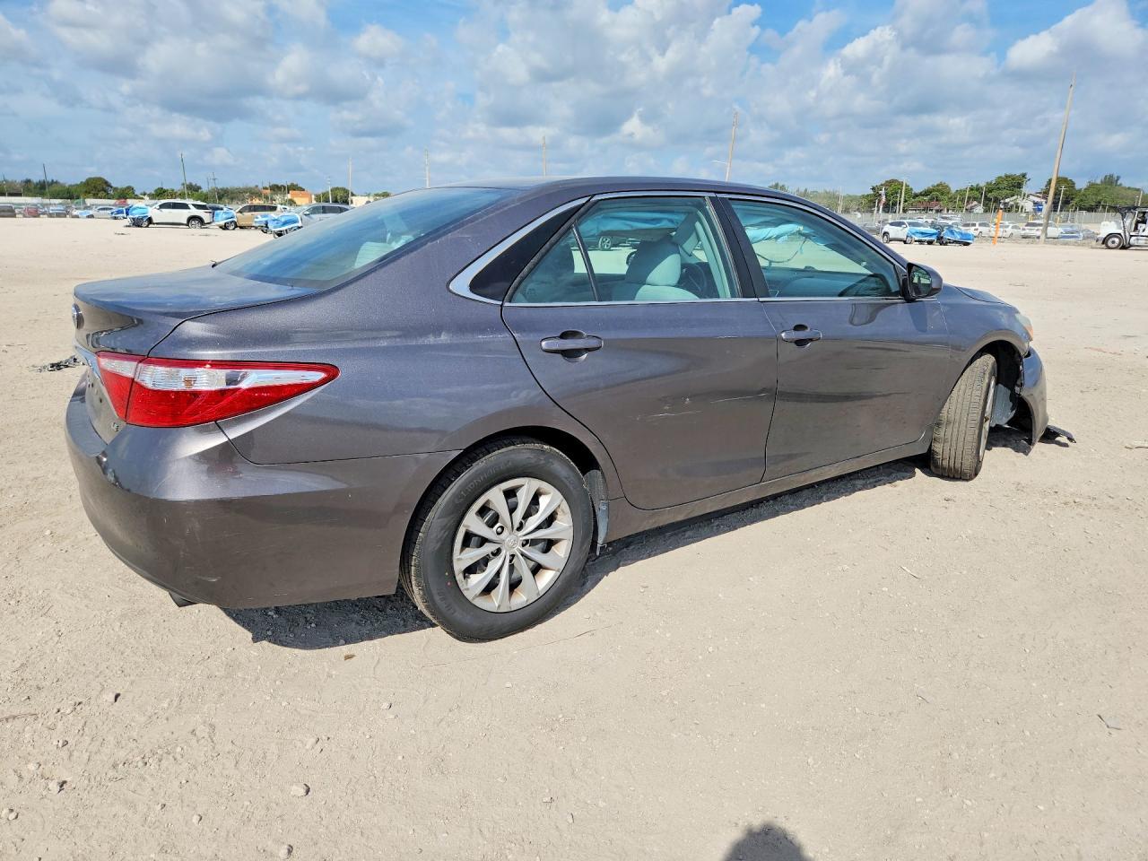 2016 Toyota Camry Le - Фото 3