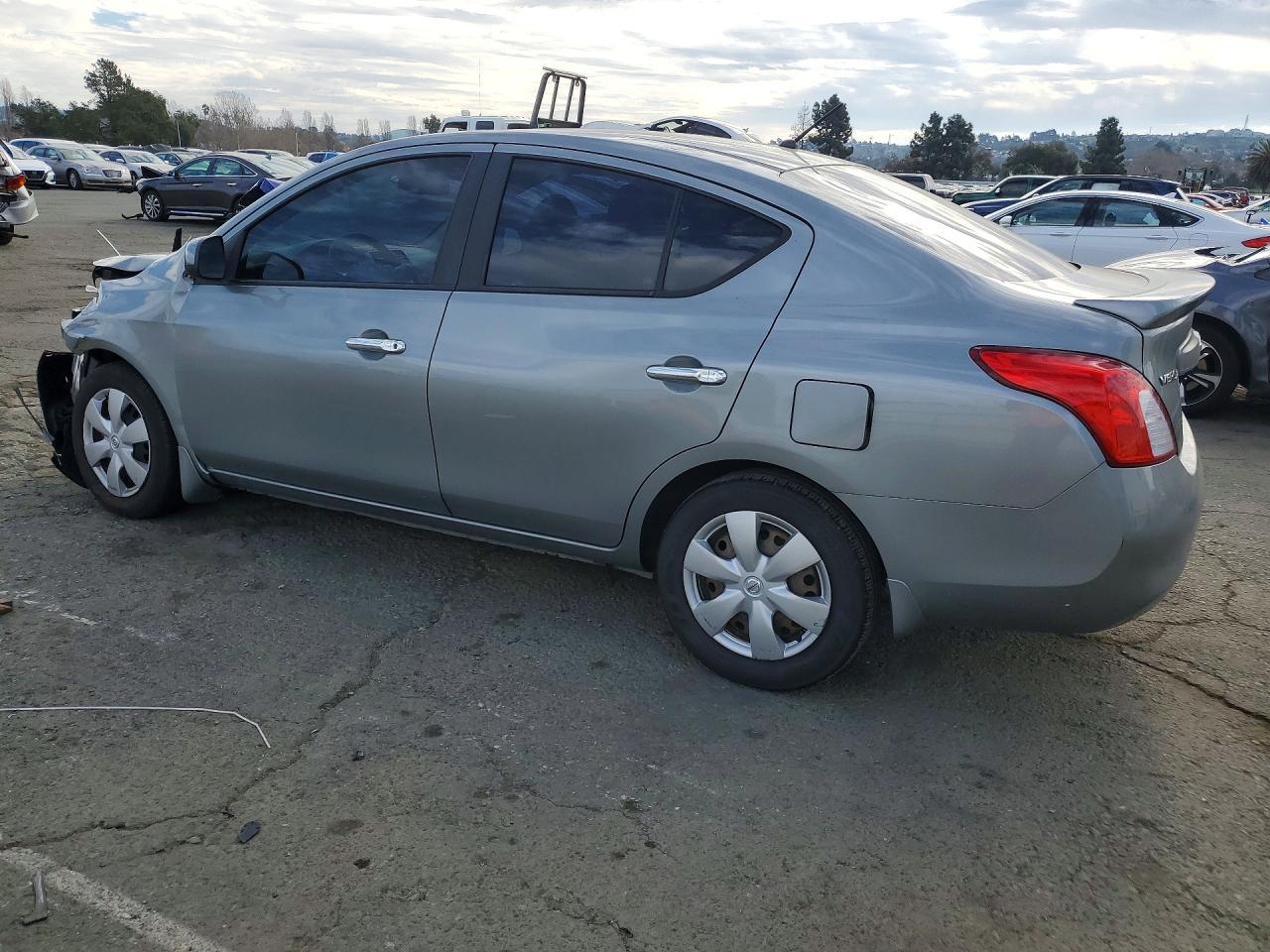 2013 Nissan Versa S - Фото 2