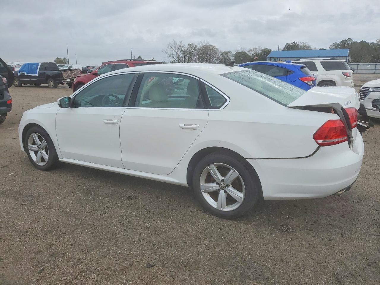 2013 Volkswagen Passat Se - Image 2