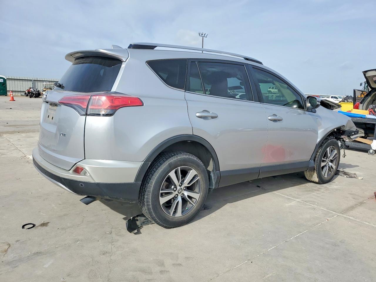 2018 Toyota Rav4 Xle - Image 3
