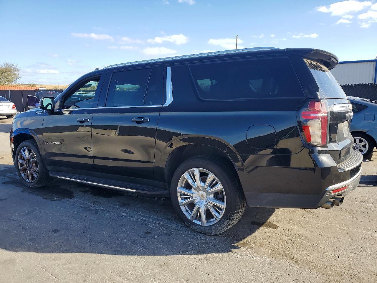 2023 Chevrolet Suburban 6.2L V8 High Country - Фото 2