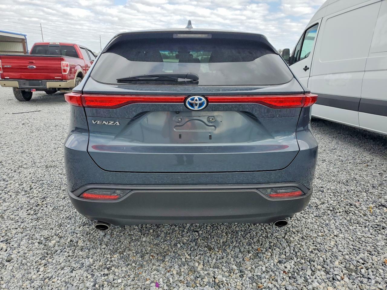 2024 Toyota Venza Le - Image 6