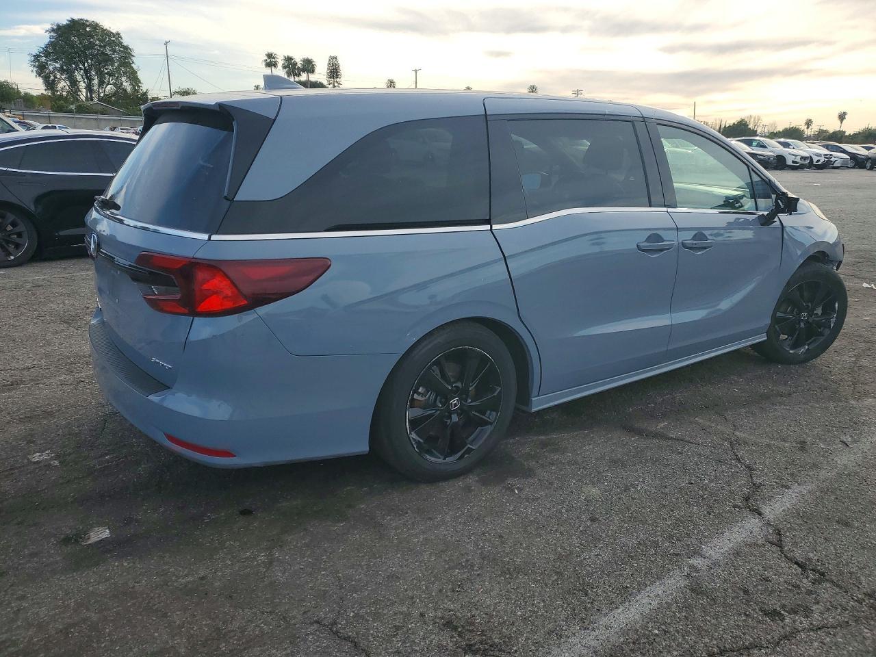 2023 Honda Odyssey Sport-L - Image 3