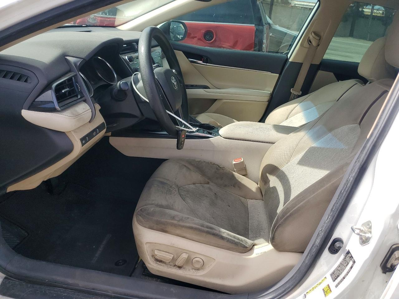 2019 Toyota Camry Hybrid Le - Image 7