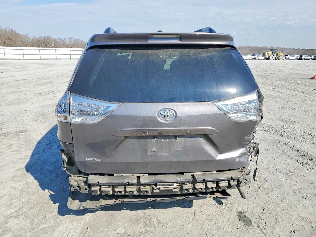 2017 Toyota Sienna Se - Image 6