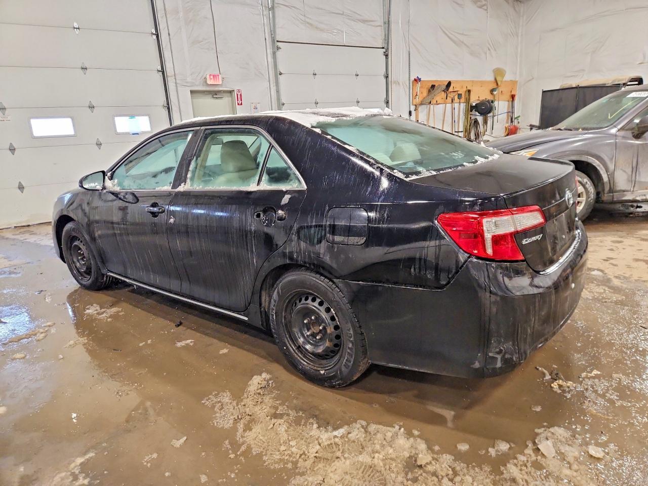 2012 Toyota Camry - Фото 2