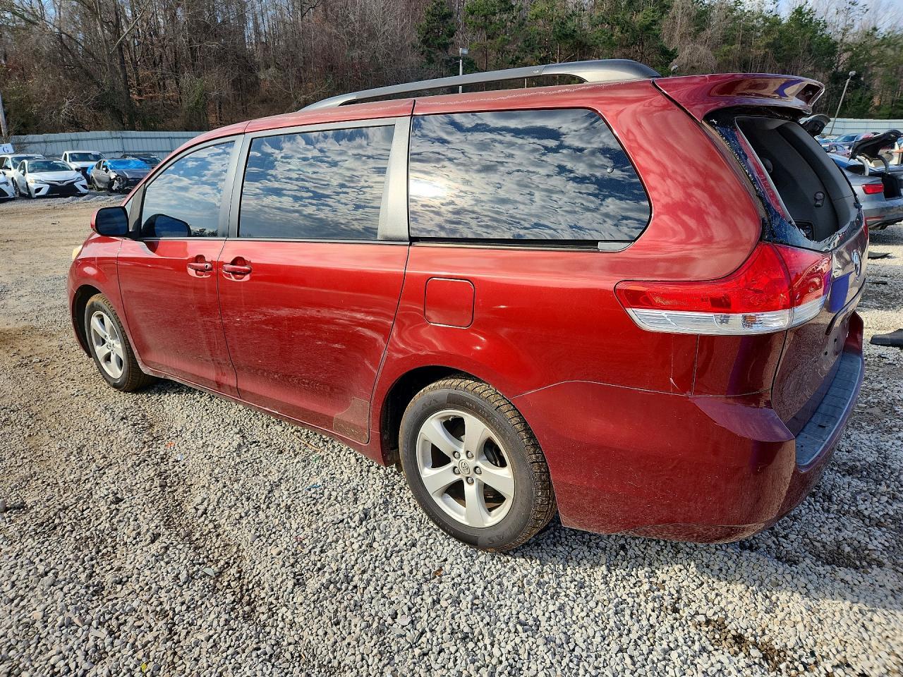 2013 Toyota Sienna Le - Фото 2