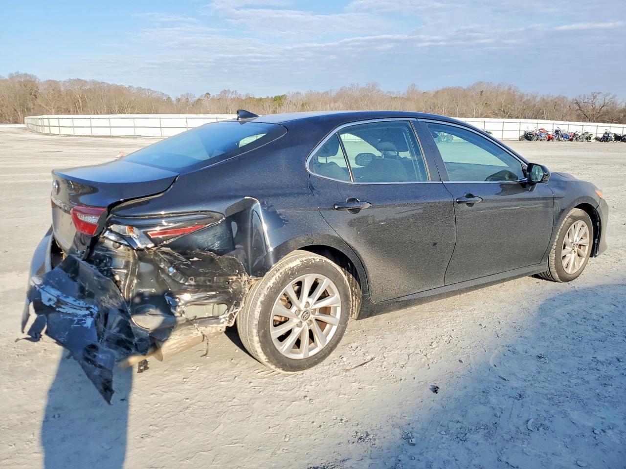 2021 Toyota Camry Le - Фото 3