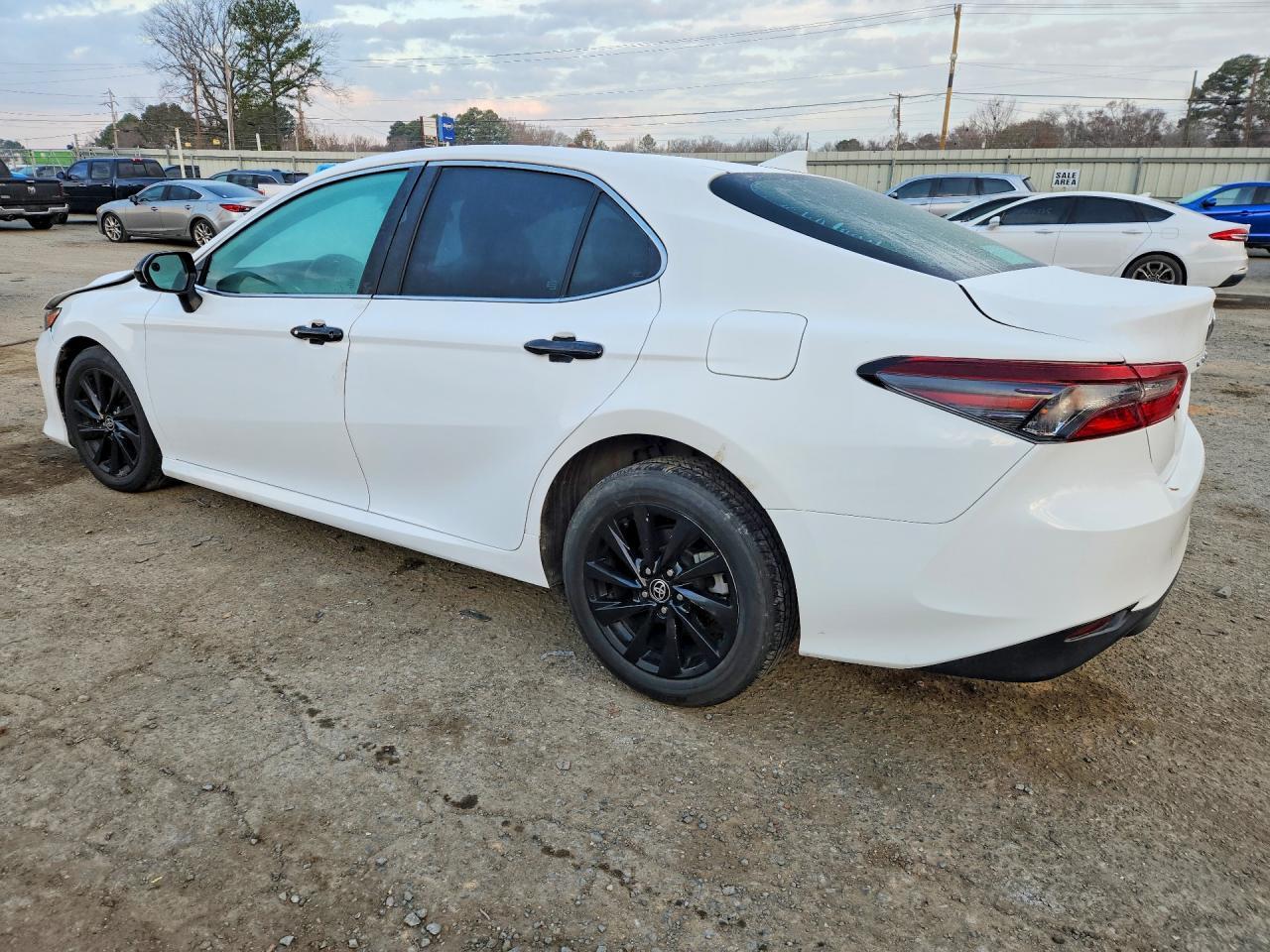 2022 Toyota Camry Le - Фото 2