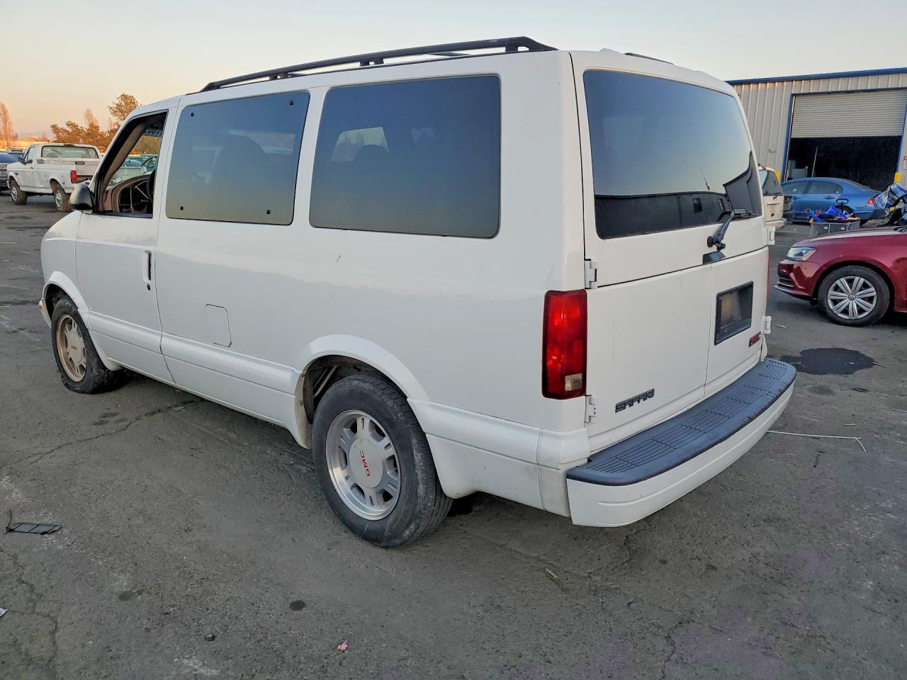 2003 GMC Safari - Фото 2