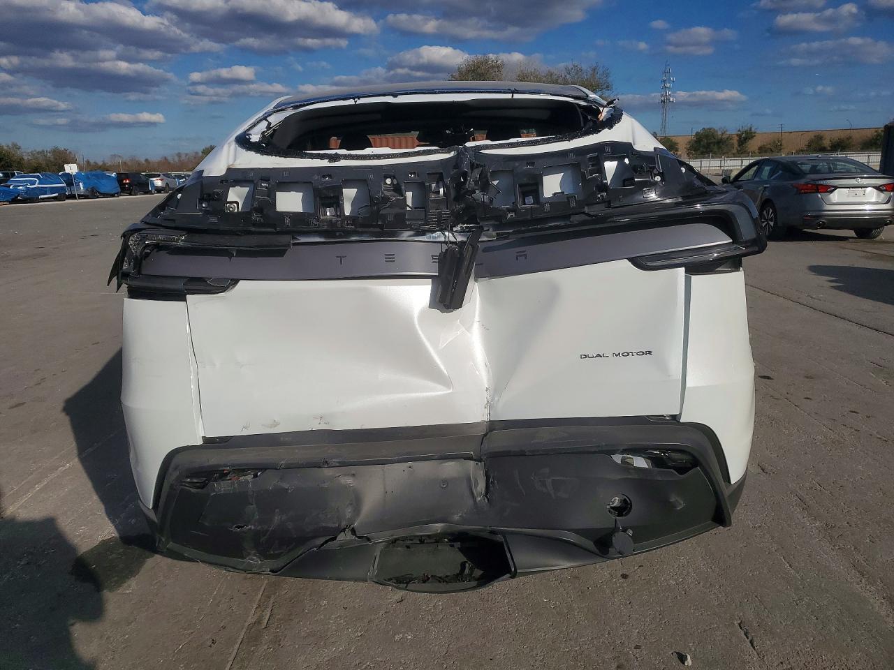 2026 Tesla Model Y - Фото 6