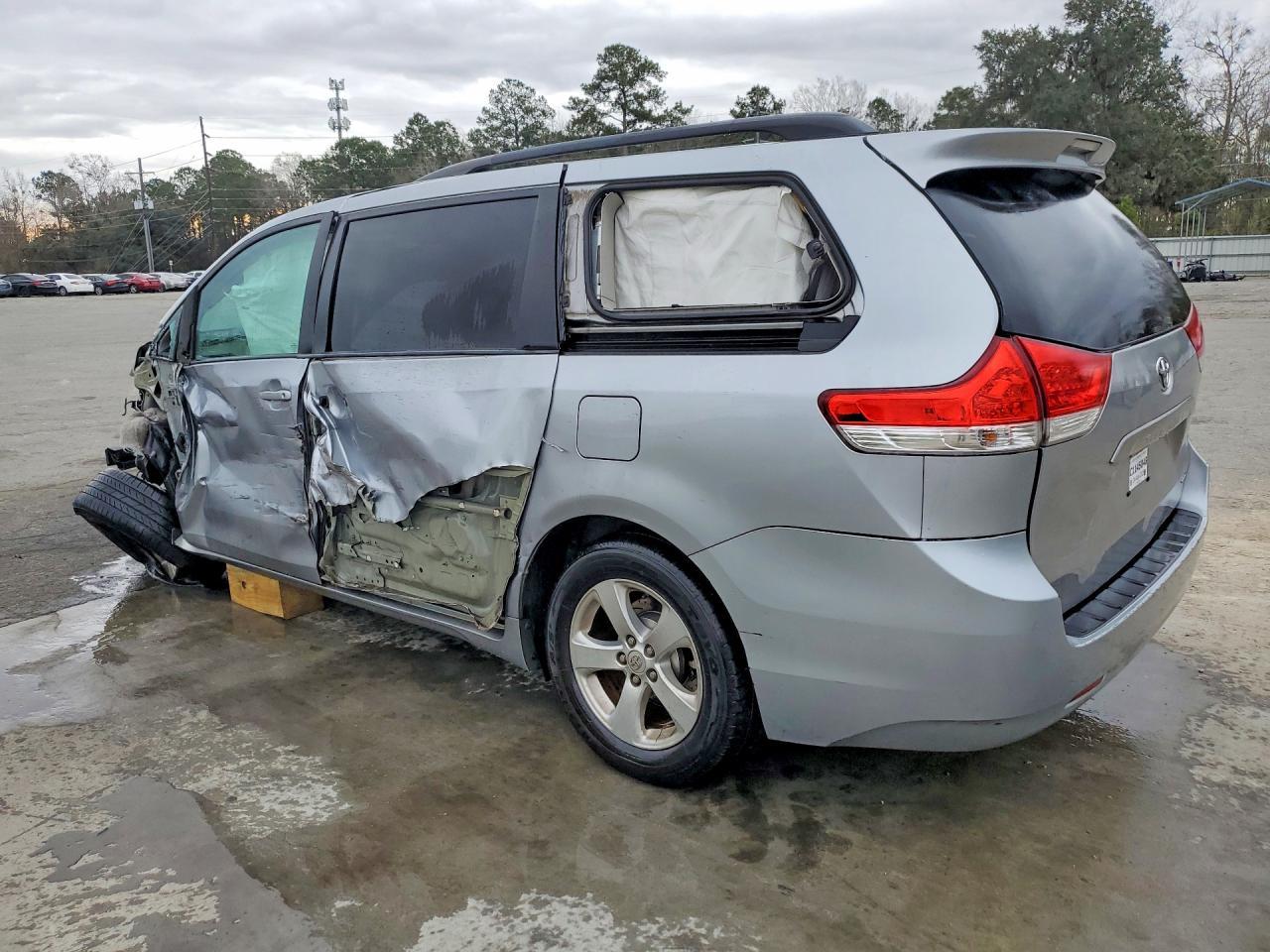 2011 Toyota Sienna Le 8-Passenger - Фото 2