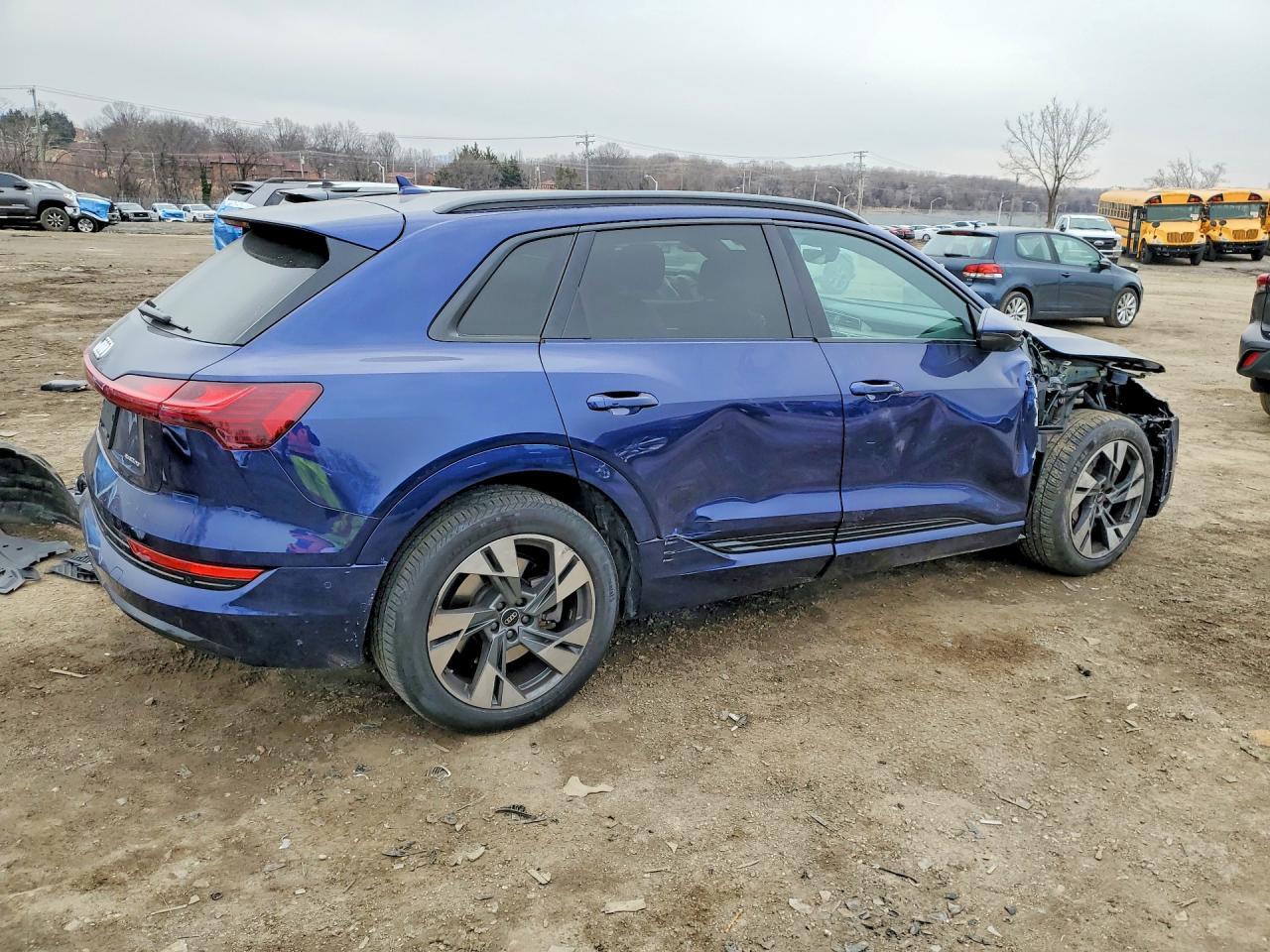 2022 Audi E-Tron Premium - Фото 3