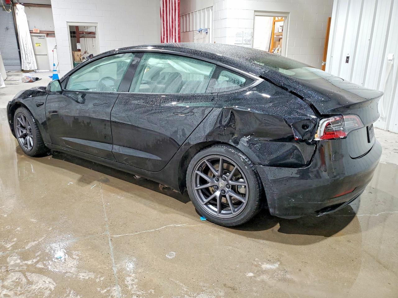2023 Tesla Model 3 - Фото 2