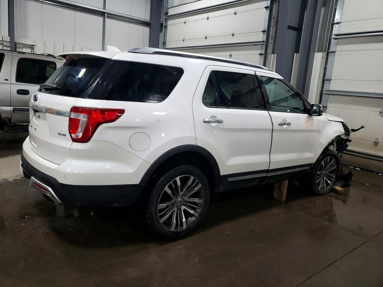 2017 Ford Explorer Platinum - Image 3