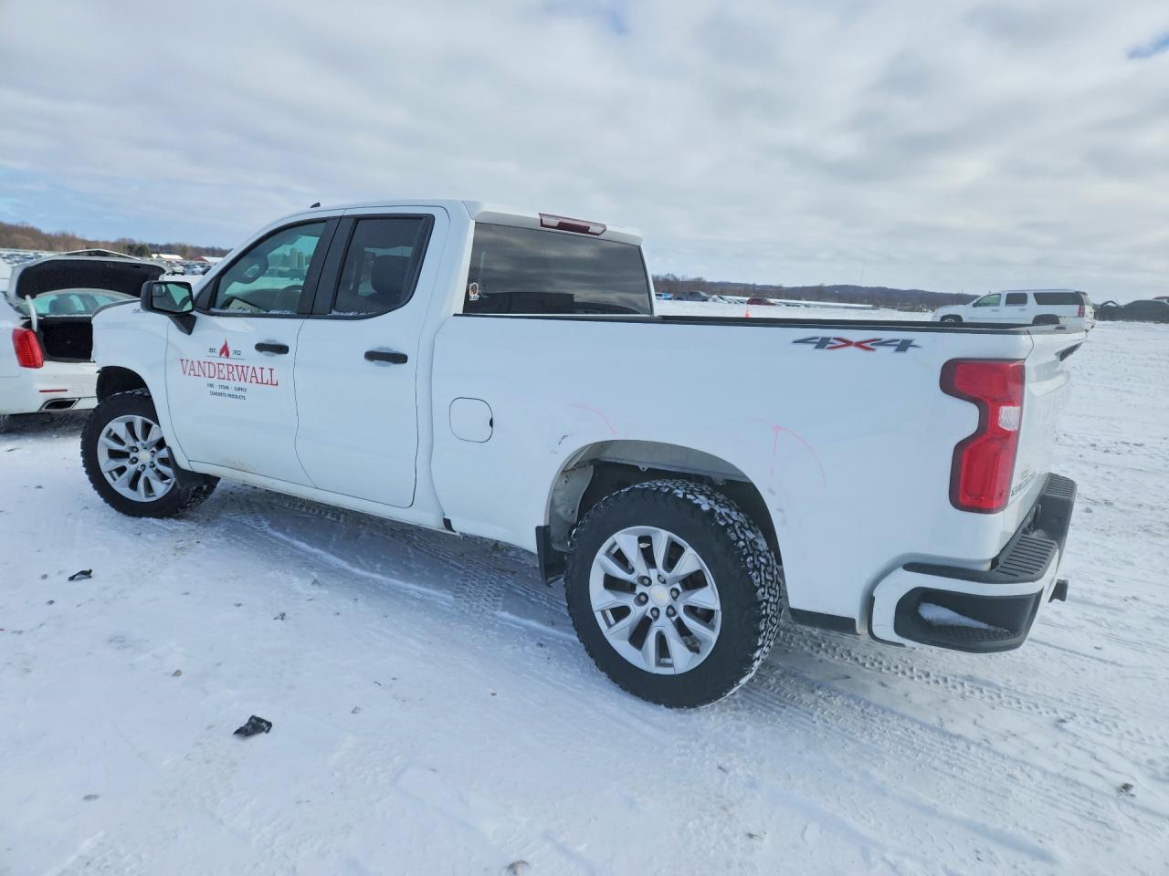 2021 Chevrolet Silverado K1500 Custom - Фото 2
