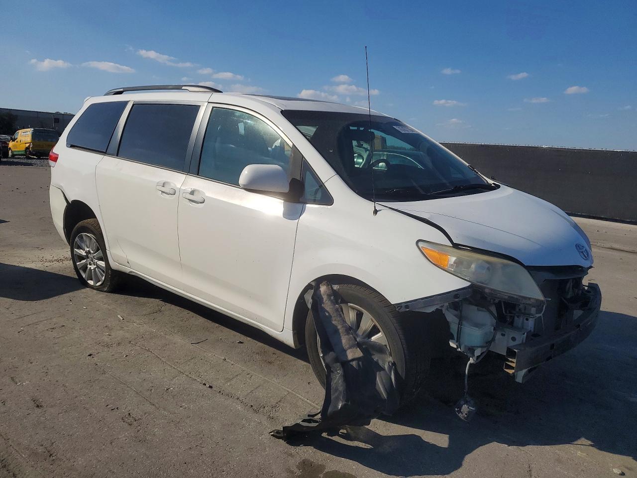 2012 Toyota Sienna Xle 7-Passenger - Image 4