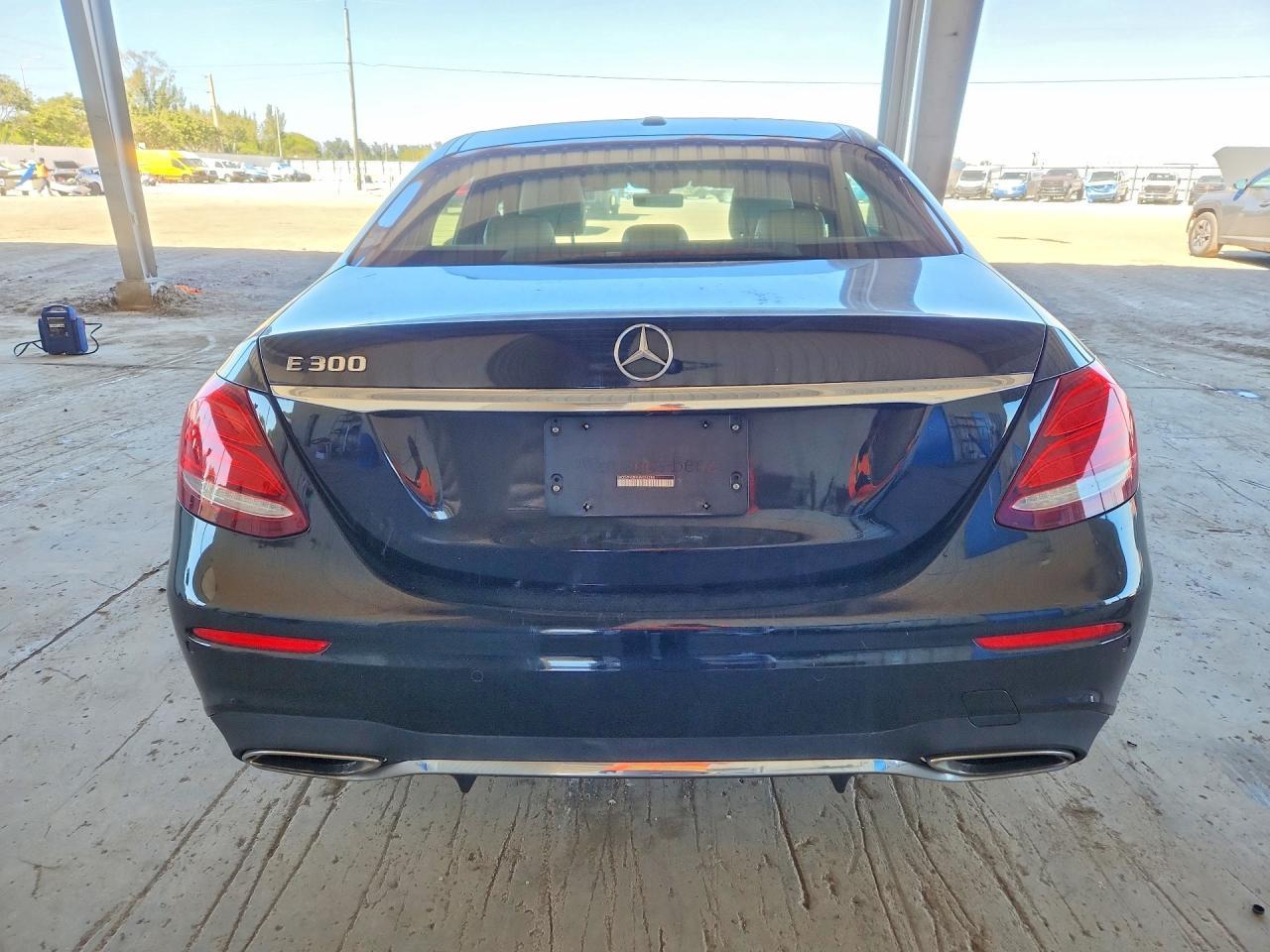 2017 Mercedes-Benz E 300 - Фото 6